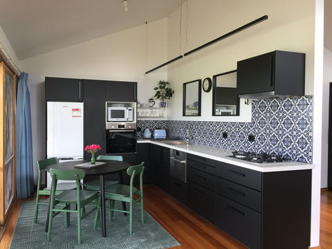 Black Cockatoo Cottages - Hervey Bay Accommodation 2