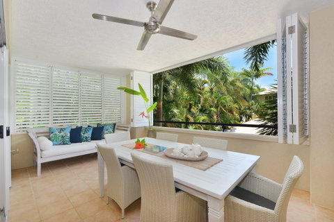 Cayman Villas Port Douglas - Hervey Bay Accommodation 2