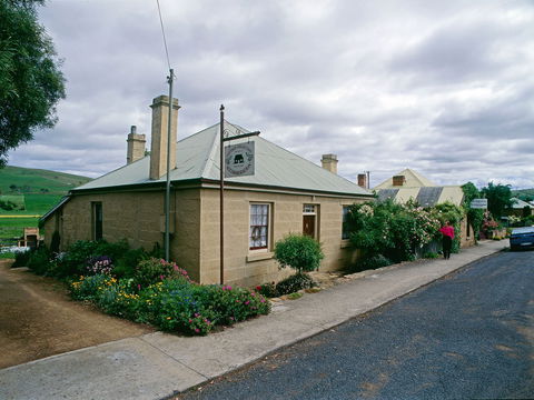 Hamilton's Cottage Collection And Country Gardens - Edwards - Hervey Bay Accommodation 1