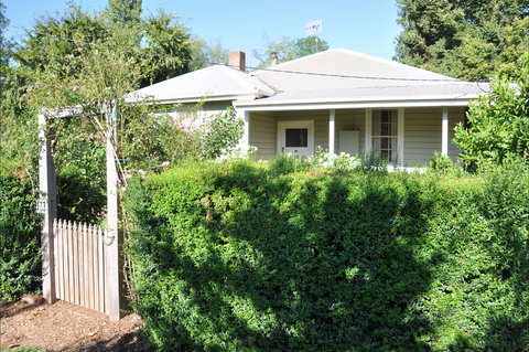 Honeysuckle Cottage - Hervey Bay Accommodation 2