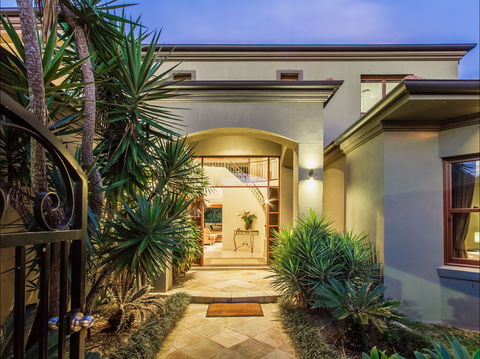 Lakeland Keys Broadbeach - Vogue Holiday Homes - Hervey Bay Accommodation 2