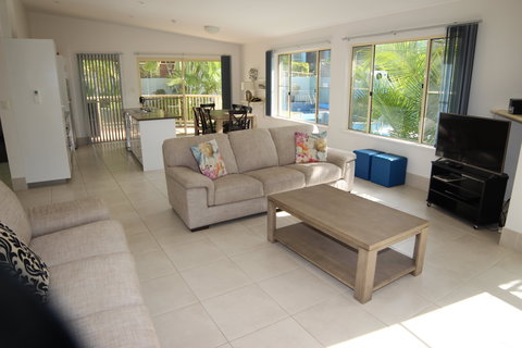 Lennox Beach Resort - Hervey Bay Accommodation 1