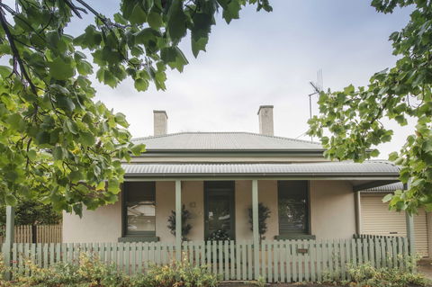 Magnolia Cottage - Hervey Bay Accommodation 0