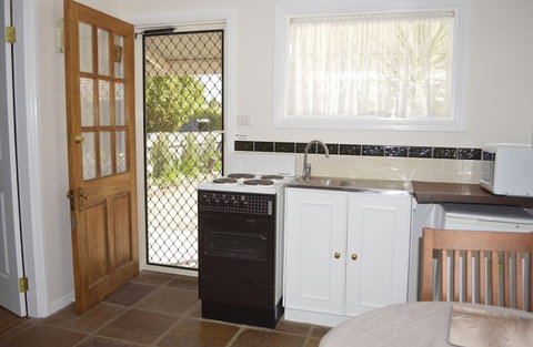 Almond Tree Cottage - Hervey Bay Accommodation 2
