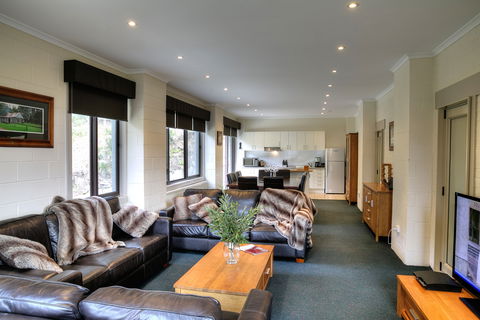 Cedarwood Apartments - Hervey Bay Accommodation 0