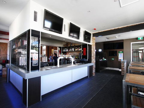 Cow And Calf Hotel - Hervey Bay Accommodation 0