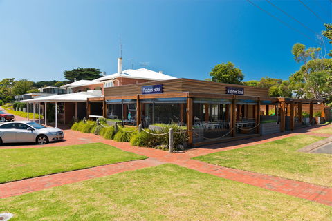 Flinders Hotel - Hervey Bay Accommodation 1