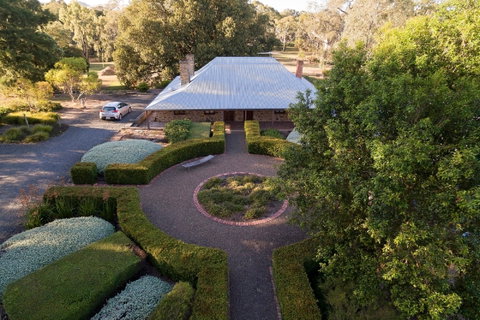 Jacob's Estate Cottage - Tourism Hervey Bay 0