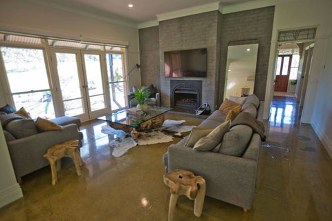 Ridge Line Riders Luxury Retreat - Hervey Bay Accommodation 0