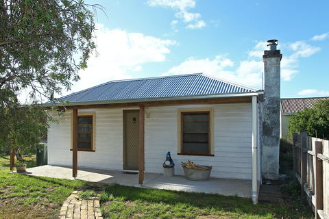 Stable Cottage - Hervey Bay Accommodation 0