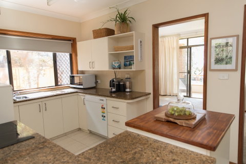 Taranaki Beach Unit - Hervey Bay Accommodation 1