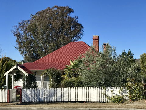 Tenterfield Luxury Historic Cottage - Hervey Bay Accommodation 0
