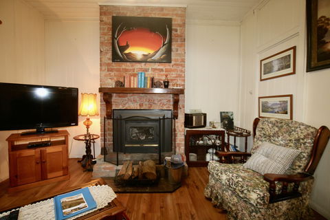Tenterfield Luxury Historic Cottage - Hervey Bay Accommodation 2