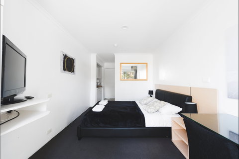 The Manly Hotel Est. 1964 - Hervey Bay Accommodation 0