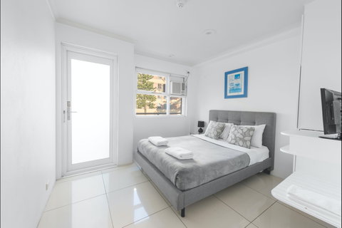 The Manly Hotel Est. 1964 - Hervey Bay Accommodation 1