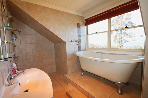 Whale Cove - Hervey Bay Accommodation 1