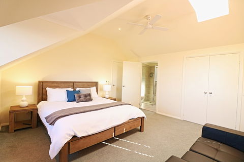 Whale Cove - Hervey Bay Accommodation 2