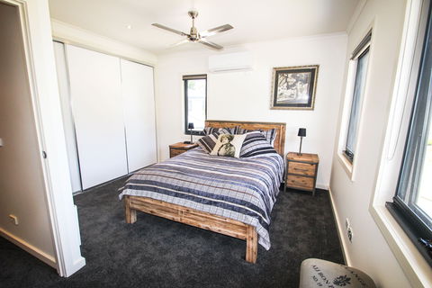 Avignon In Bright - Tourism Hervey Bay 0