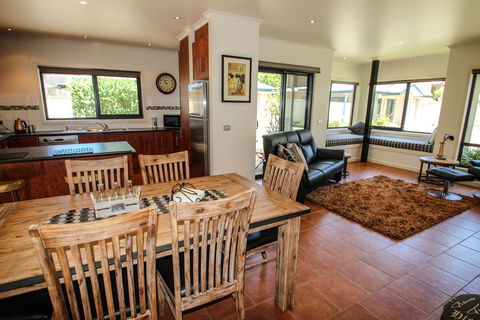 Avignon In Bright - Tourism Hervey Bay 1