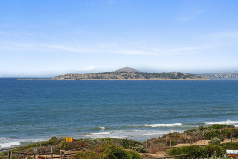 Chiton On The Rocks - Breathtaking Panoramic Coastal Views - Hervey Bay Accommodation 1
