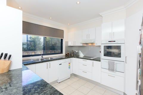 Coastal Haven At Gerroa - Hervey Bay Accommodation 2
