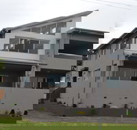 Cowries Harbourside Shellharbour Village - Hervey Bay Accommodation