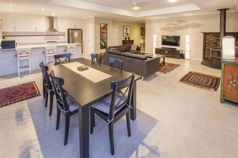 Dave's Digs - Hervey Bay Accommodation 2