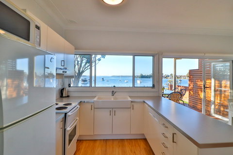 Lakefront Simplicity - Hervey Bay Accommodation 1