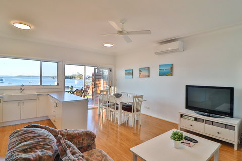 Lakefront Simplicity - Hervey Bay Accommodation 2