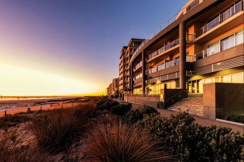 Oaks Glenelg Plaza Pier Suites - Tourism Hervey Bay 0