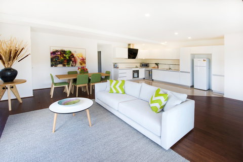 Phillip Island Towers - Hervey Bay Accommodation 0