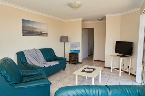 Preston Beach Front Apartment - Hervey Bay Accommodation 2
