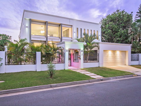 Riviera Waters Broadbeach - Vogue Holiday Homes - Hervey Bay Accommodation 0