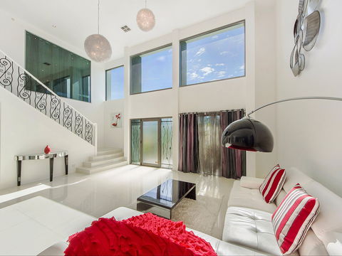 Riviera Waters Broadbeach - Vogue Holiday Homes - Hervey Bay Accommodation 1
