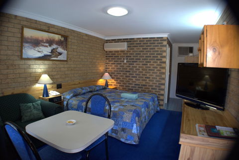 Settlers Motor Inn - Hervey Bay Accommodation 1