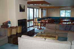 Trackers Mountain Lodge - Hervey Bay Accommodation 0
