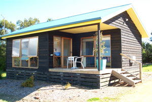 Black Cockatoo Cottages - Hervey Bay Accommodation 2