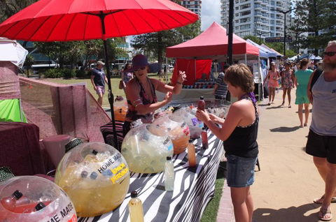 Coolangatta Beachfront Markets - Hervey Bay Accommodation 4