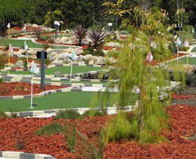 18 Hole Mini Golf - Club Husky - Hervey Bay Accommodation 0