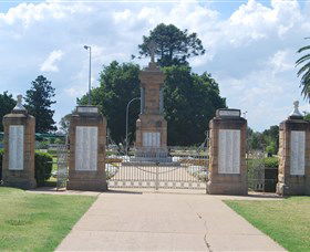 Warwick War Memorial And Gates - Tourism Hervey Bay 0