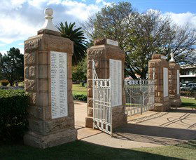 Warwick War Memorial And Gates - Tourism Hervey Bay 2