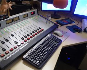 Peak Hill FM Community Radio Station - Tourism Hervey Bay 0