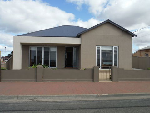 Stansbury Beach House - Hervey Bay Accommodation 2