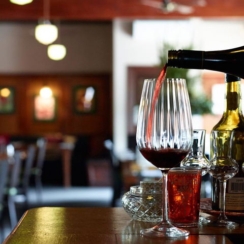 Farmers Arms Hotel & Art Suites Daylesford - Hervey Bay Accommodation 2