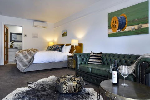 Farmers Arms Hotel & Art Suites Daylesford - Hervey Bay Accommodation 4