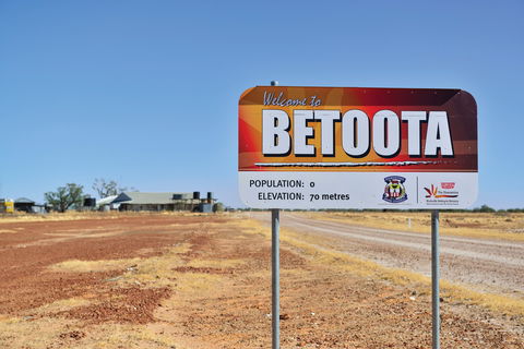 Simpson Desert Racing Carnival Trail - Hervey Bay Accommodation 2
