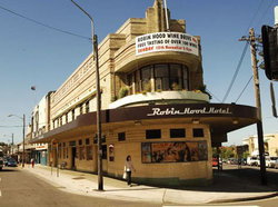 Robin Hood Hotel - Tourism Hervey Bay 0