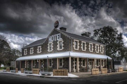 Inverleigh Hotel - Hervey Bay Accommodation 0