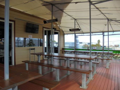 Zebra Crossing Bar & Bistro - Tourism Hervey Bay 4