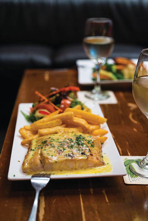 Dolly’s Bar & The Hibiscus Tavern - Hervey Bay Accommodation 0